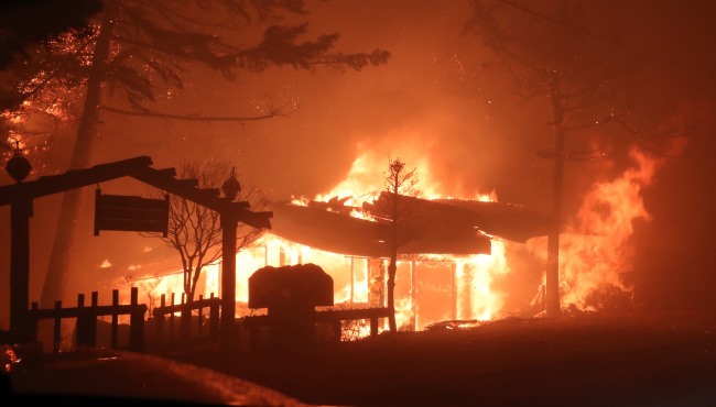 Những hình ảnh khủng khiếp từng đám cháy rừng ở Hàn Quốc hôm 4.4. Dân cư ở khu vực lân cận đã phải sơ tán. Ảnh: KBS, Yonhap. 
