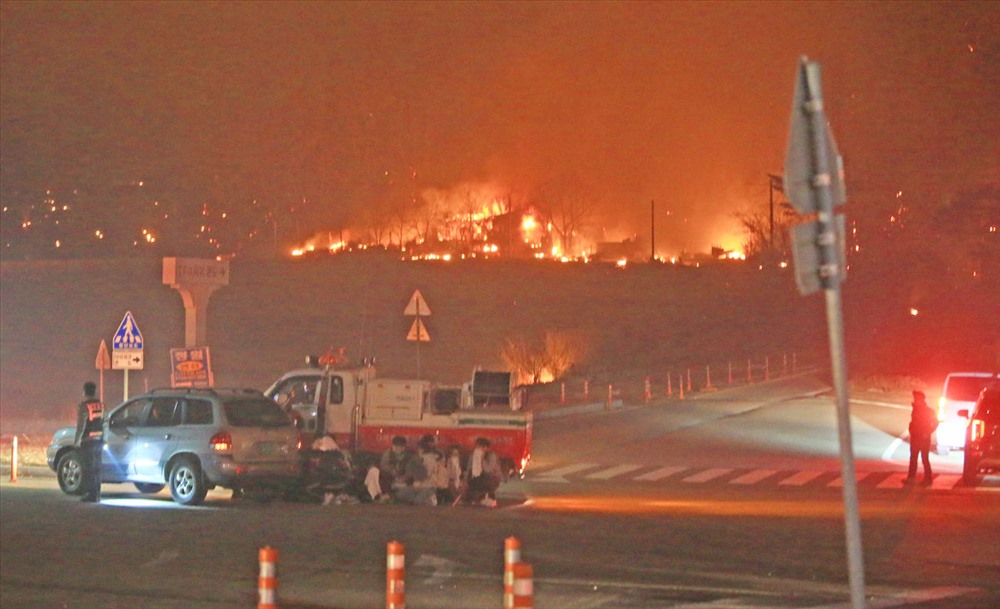 Những hình ảnh khủng khiếp từng đám cháy rừng ở Hàn Quốc hôm 4.4. Dân cư ở khu vực lân cận đã phải sơ tán. Ảnh: KBS, Yonhap. 