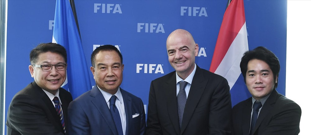 Chủ tịch FAT Somyot Poompanmoung (thứ 2 từ trái sang) thừa nhận gặp khó khi mời HLV châu Âu. Ảnh: FIFA. 
