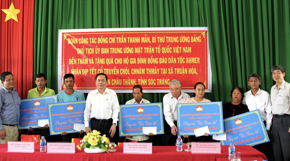 Ông Trần Thanh Mẫn tặng 5 căn nhà Đại đoàn kết cho các hộ gia đình dân tộc Khmer nghèo xã Thuận Hoà, huyện Châu Thành. Ảnh: MT