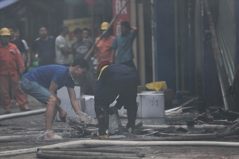 Nguyên nhân vụ cháy ban đầu được cho là chập nguồn điện, bắt đầu từ nhà số 400 là nhà hàng thịt chó Anh Vũ và lan sang các nhà xung quanh.