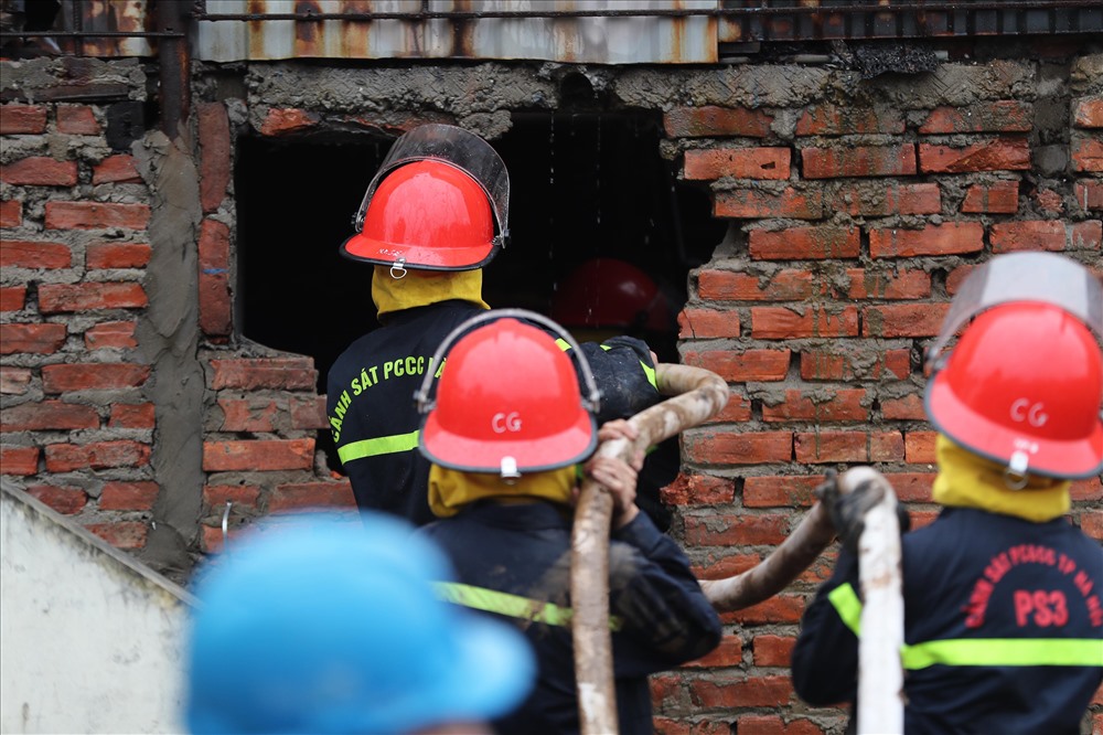 Trong lúc xảy ra vụ cháy, chủ nhà không có mặt khiến cho công tác chữa cháy gặp nhiều khó khăn. Lực lượng chữa cháy đã phải đục tường sau nhà cũng như phá cửa chính để dập lửa. 