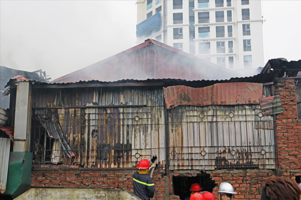 Vụ cháy xảy ra vào khoảng 15h13 phút chiều nay (5.4), tại khu vực ngã tư Lạc Long Quân – Nguyễn Hoàng Tôn.