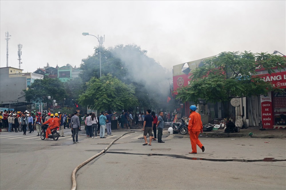 Rất đông người dân tập trung tại khu vực xảy ra cháy để hỗ trợ lực lượng chữa cháy.