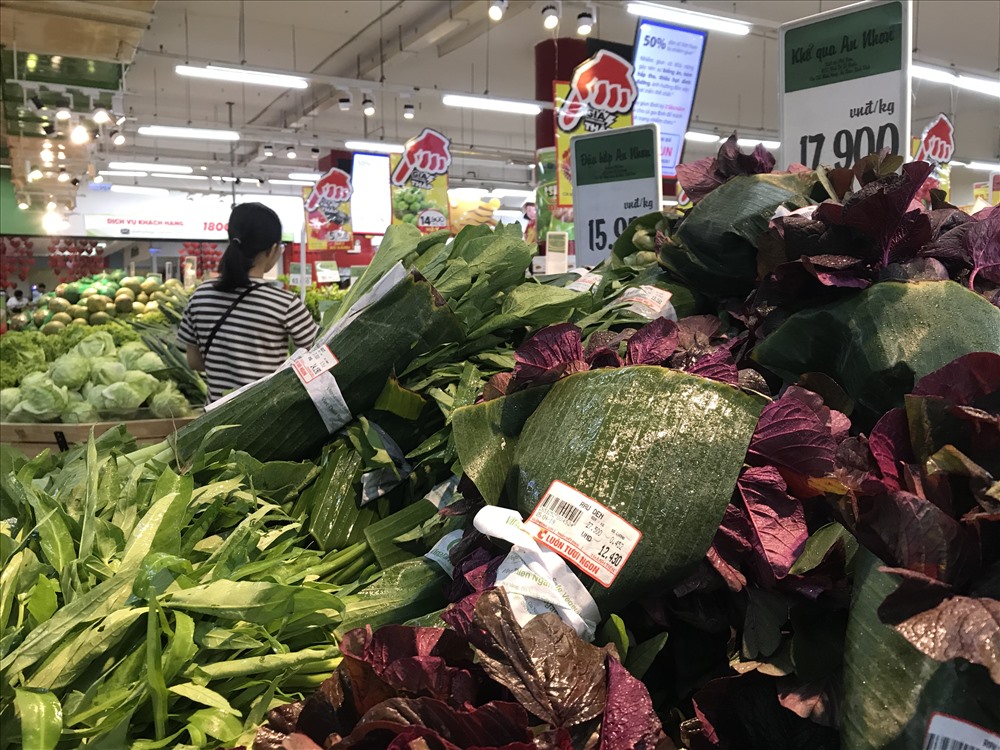 Hàng loạt các siêu thị, các trung tâm mua sắm lớn ở địa bàn TP Đà Nẵng như Big C, Co.op mart, Lotte Mart…đã đồng loạt áp dụng thử nghiệm việc sử dụng lá chuối tươi để gói thực phẩm như rau, củ quả, như một cách bảo vệ môi trường.