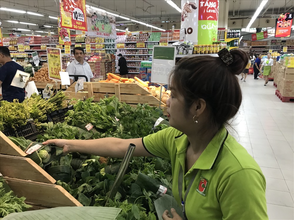 Tại siêu thị Big C Đà Nẵng, đã có hàng chục mặt hàng được chuyển qua gói bằng lá chuối. Chủ yếu là các loại rau, đậu bắp, một số quả… qua đó, hạn chế tối đa sử dụng túi ni lông trong tiêu dùng.