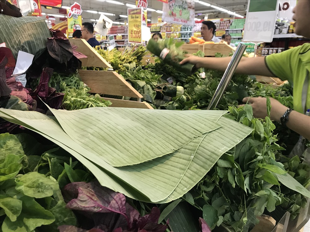 Ngoài ra, siêu thị cũng để một số lá chuối bên cạnh để người tiêu dùng có thể gói những thực phẩm khác.