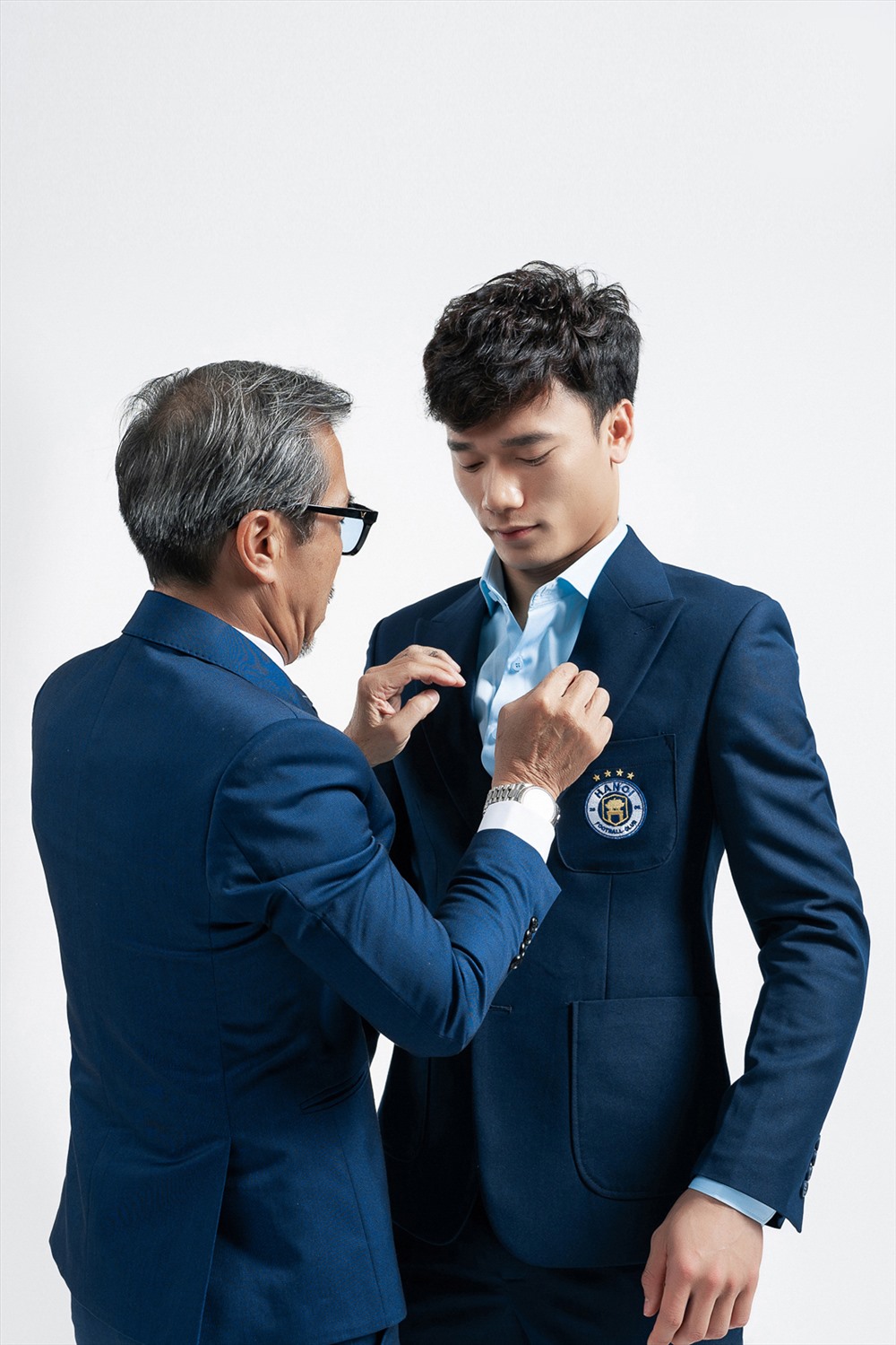 Các ngôi sao của CLB Hà Nội cũng là những tuyển thủ quốc gia đã trở nên lịch lãm hơn khi khoác lên mình những bộ  vest rất bắt mắt. 