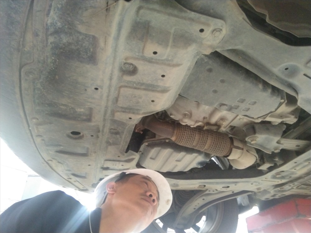 Kỹ thuật viên Nissan Việt Nam kiểm tra xe X-Trail tại Nissan Long Biên ngày 3.4