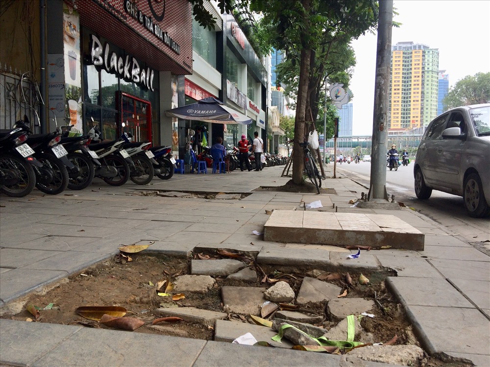 Nhiều đoạn vỉa hè bong tróc đá thành hố sâu khoảng 20cm tại đường Trần Duy Hưng.