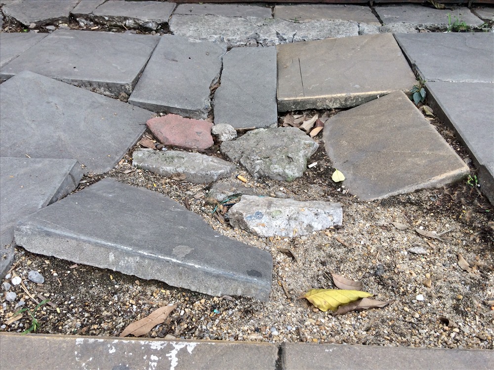 Tình trạng đá vỉa hè bị vỡ nhiều đoạn trên đường Trung Kính.