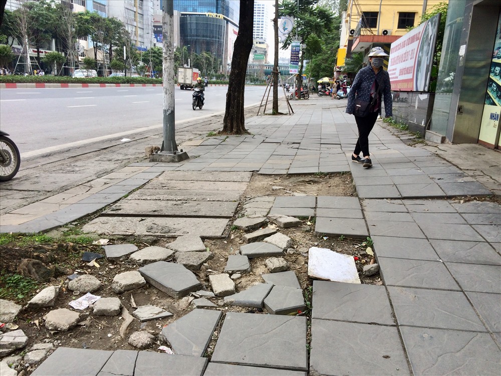 Gần 2 năm trước, một số tuyến phố ở Hà Nội được lát lại vỉa hè bằng đá tự nhiên. Khi đó, đơn vị cung cấp vật liệu thông tin, gạch kết cấu bền vững, đảm bảo sử dụng được trong 50-70 năm.