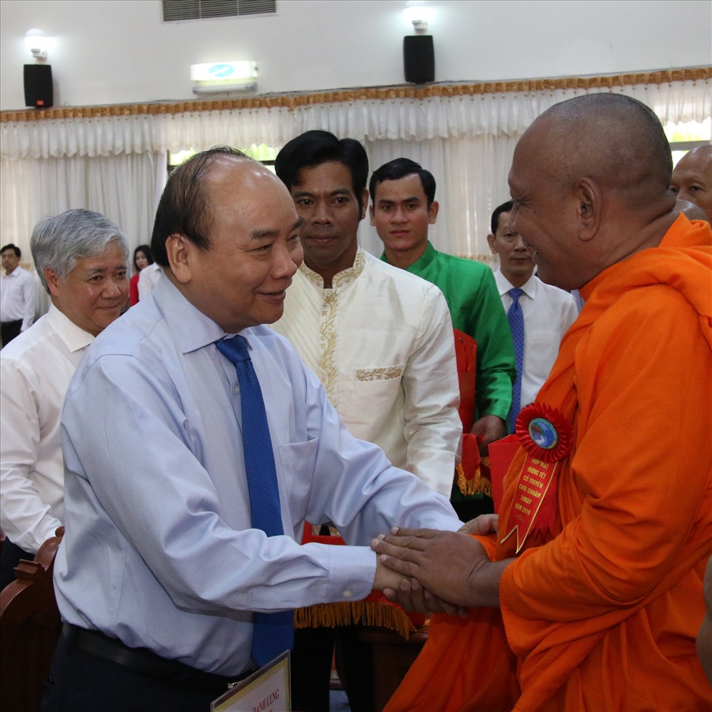 Thủ tướng Nguyễn Xuân Phúc thăm hỏi, tặng quà các vị chức sắc Khmer