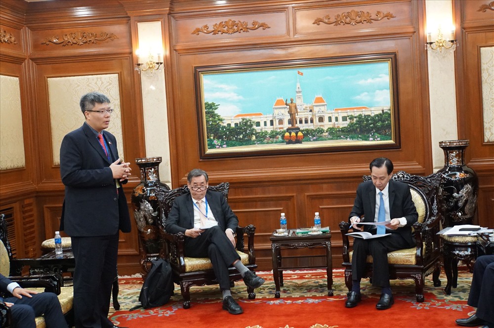 Ông Lê Thanh Liêm - Phó chủ tịch Thường trực UBND TPHCM lắng nghe ý kiến của các kiều bào, trí thức yêu nước