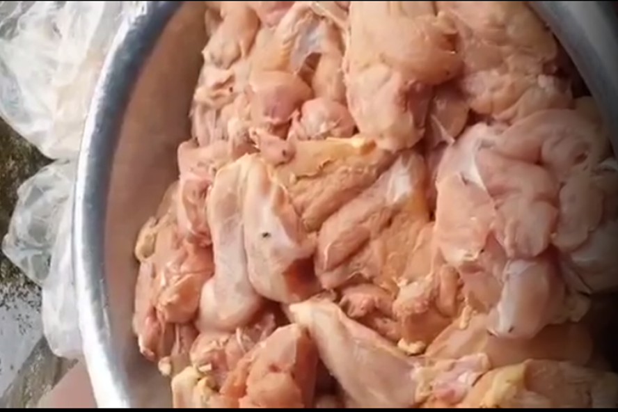 Thịt gà kém chất lượng được phụ huynh trường Chu Văn An phát hiện. Ảnh cắt từ clip.