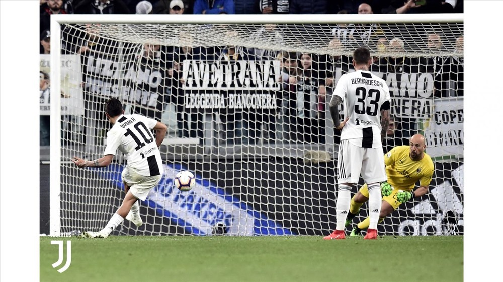 Cú đá phạt đền thành công của Paulo Dybala. Ảnh: Juventus