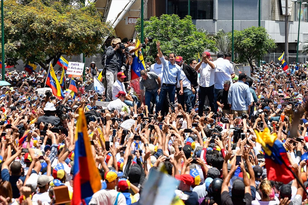 Ông Guaido, người đứng đầu Quốc hội do phe đối lập kiểm soát và được hầu hết các quốc gia phương Tây công nhận là tổng thống lâm thời Venezuela, đã kêu gọi các cuộc tuần hành vào ngày 6.4. Ảnh: AP
