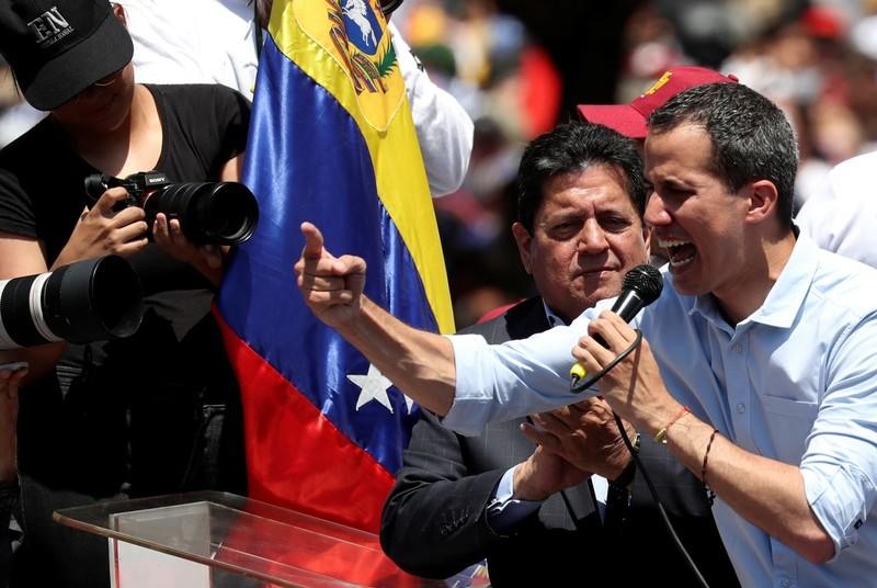 Ông Guaido viện dẫn hiến pháp để tuyên bố mình là tổng thống lâm thời vào tháng 1. Trong khi đó, Tổng thống Nicolas Maduro, người vẫn duy trì sự ủng hộ của quân đội và các đồng minh bao gồm Nga và Trung Quốc, tuyên bố ông Guaido sẽ đối mặt với công lí. Ảnh: Reuters