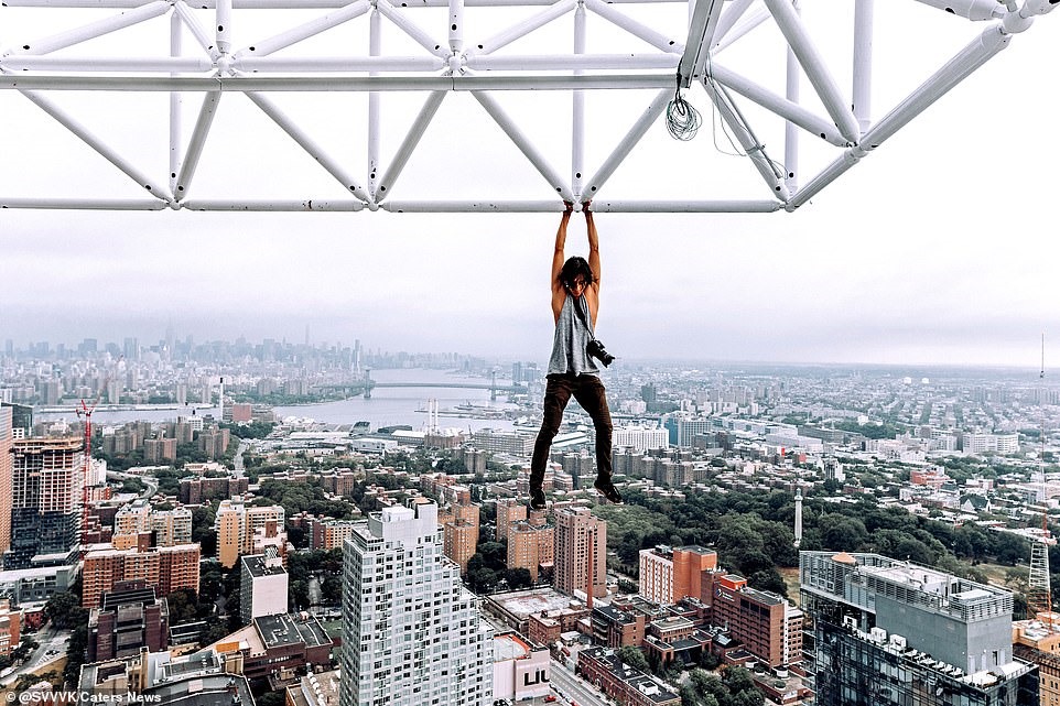 Một kẻ liều mạng được gọi là LiveJN treo trên một cần cẩu cao trên bầu trời thành phố New York. Hình ảnh được chụp bởi người bạn đồng hành của anh.
