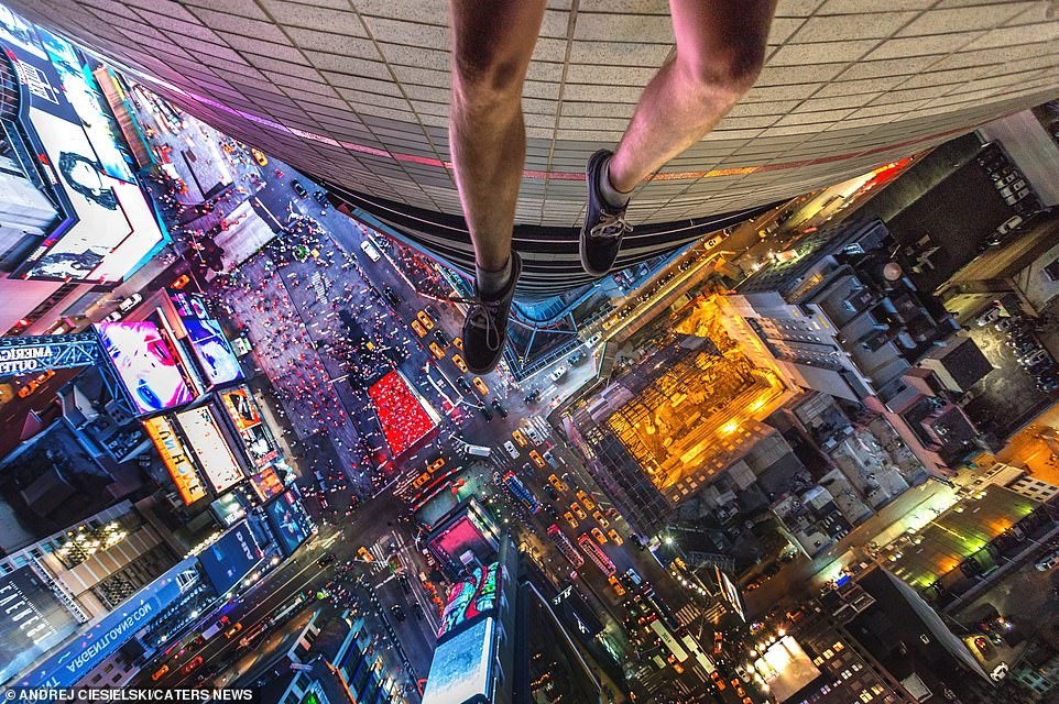 Du khách người Đức Andrej Ciesielski, đến từ Munich, đã quyết định chụp ảnh cảnh thành phố New York vào ban ngày và ban đêm trong một chuyến thám hiểm lợp mái đầy rủi ro. 