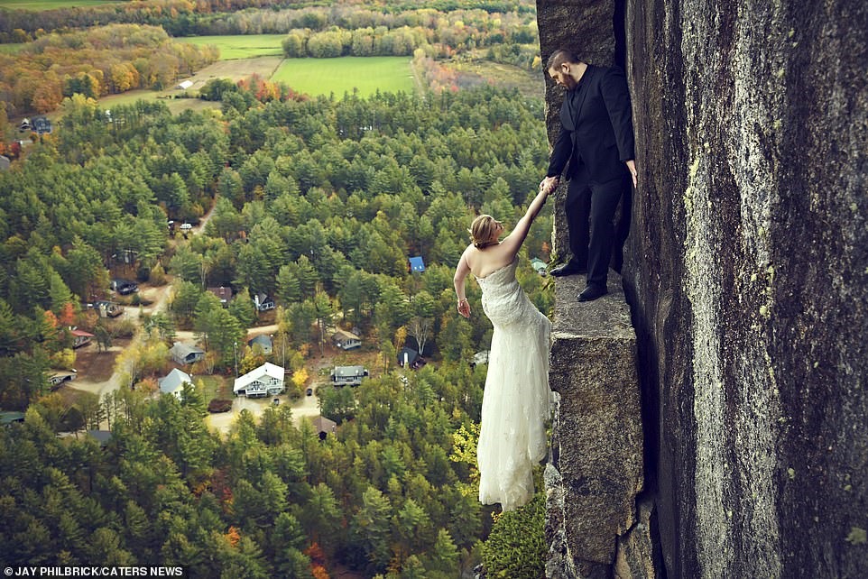 Cô dâu dũng cảm Melissa Kornexl cùng chồng chụp lại một bức ảnh nguy hiểm tại vách đá của Nhà thờ Ledge ở New Hampshire, Hoa Kỳ. Dường như cô ấy đặt hết niềm tin tuyệt đối vào người chồng mới của mình- James. 