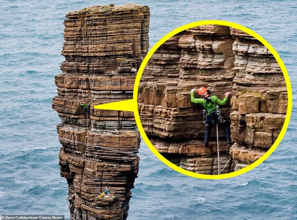  Mark Diggins theo chân đồng nghiệp Paul Tattersall khi họ leo lên một đống đá bấp bênh gần Orkney với Bắc Đại Tây Dương bị rơi dưới chân họ. Nhiếp ảnh gia Dave Cuthbertson chụp những bức ảnh trong khi giúp quay phim cho loạt phim kinh đô của Anh: Bí mật của Orkney
