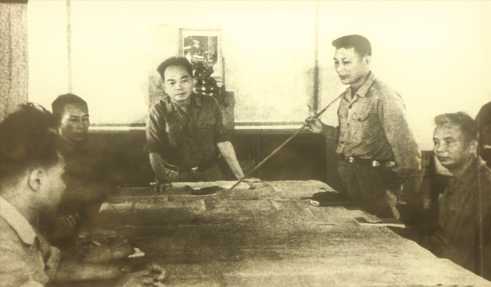 Đại tướng Võ Nguyên Giáp cùng Bộ Tổng tham mưu và Tư lệnh Đồng Sỹ Nguyên bàn về kế hoạch chuẩn bị cho chiến dịch “Đường 9 - Nam Lào” năm 1970.