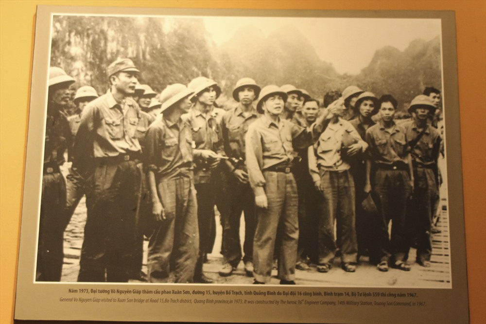 Năm 1973, Đại tướng Võ Nguyên Giáp thăm cầu phao Xuân Sơn, đường 15, huyện Bố Trạch, tỉnh Quảng Bình do Đại đội 16 công binh, Binh trạm 14, Bộ Tư lệnh 559 thi công năm 1967. Tư lệnh Đồng Sỹ Nguyên (thứ 2, bên trái).