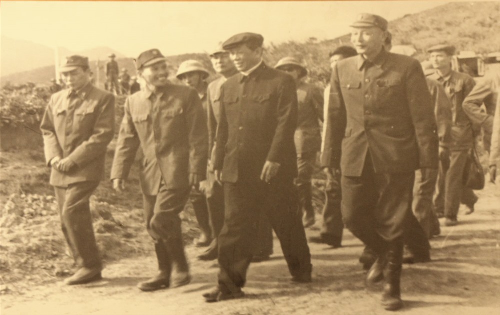 Tổng Bí thư Lê Duẩn cùng Tư lệnh Đồng Sỹ Nguyên thăm Bộ đội Trường Sơn năm 1973.