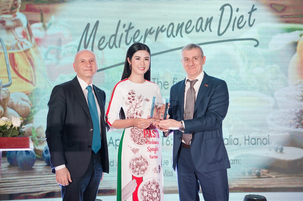 Hoa hậu Ngọc Hân xúc động khi được Đại sứ quán Italy lựa chọn làm Đại sứ ẩm thực Italy tại Việt Nam. Ảnh: NVCC. 