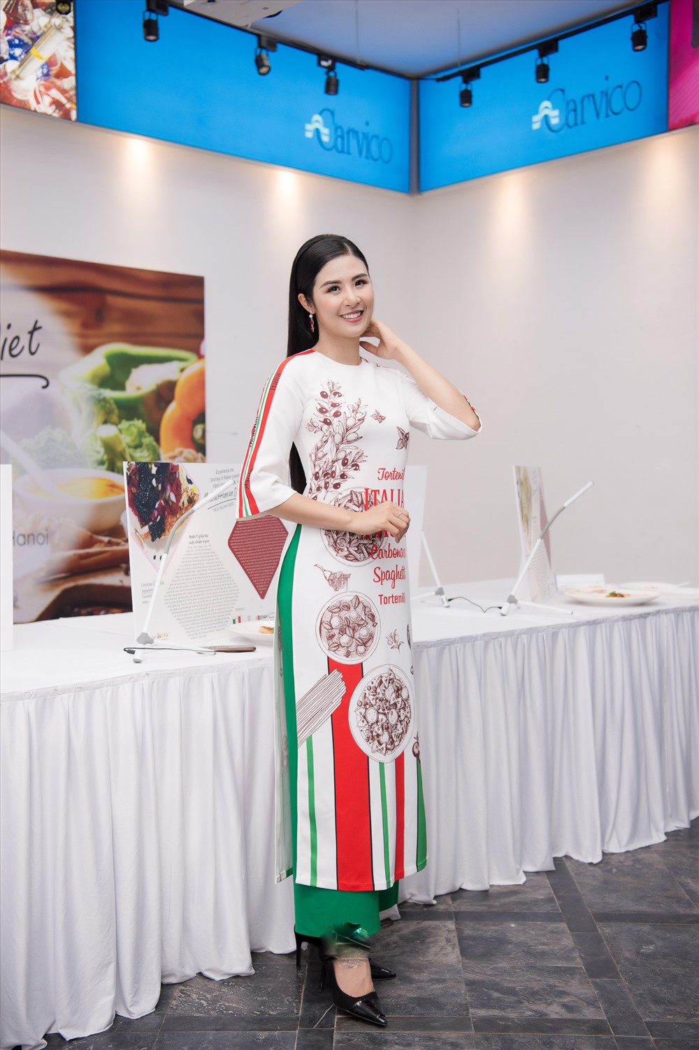 Người đẹp lựa chọn tà áo dài do chính mình thiết kế. Cô cũng hy vọng, sẽ giới thiệu về nét văn hoá truyền thống của Việt Nam đến bạn bè quốc tế. 