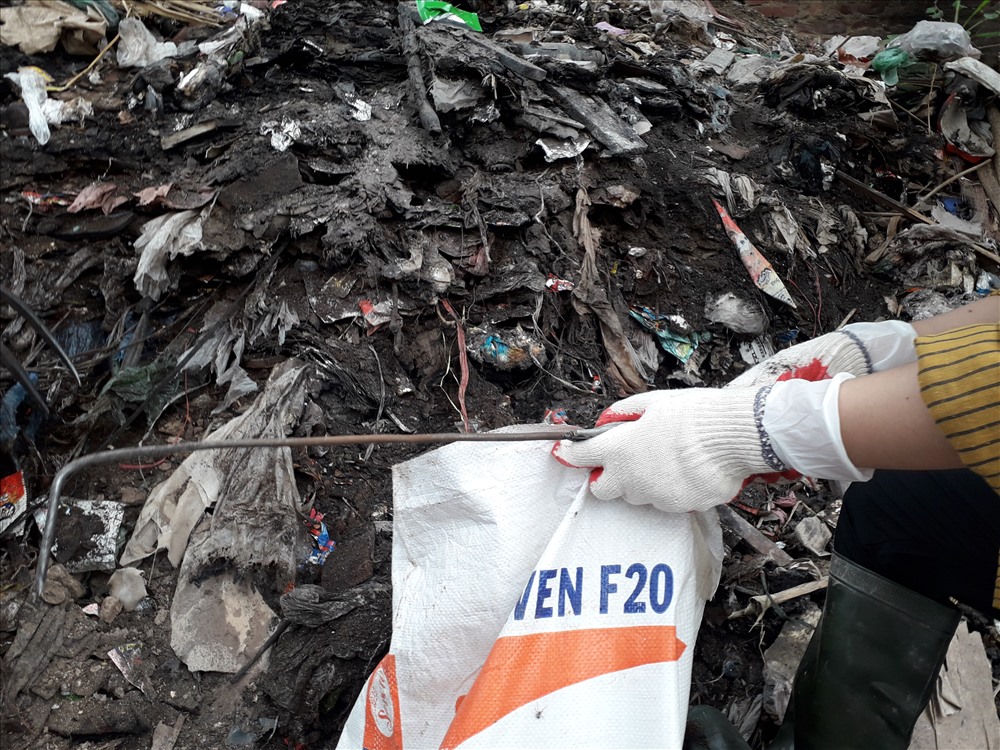 Lương rác thải khủng khiếp dưới chân cầu Xuân Lai
