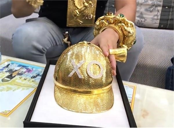 Chiếc mũ bằng vàng gắn 260 viên kim cương mang tên mình của Phúc XO