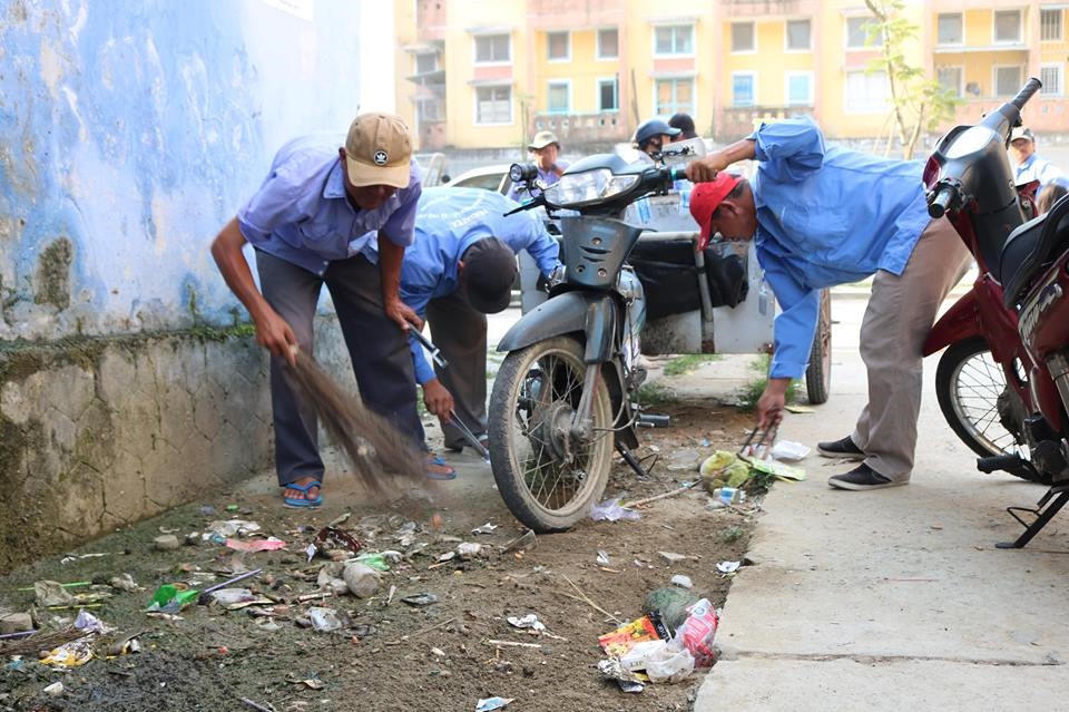 Các đoàn viên Nghiệp đoàn xích lô thuộc LĐLĐ TP. Huế tham gia nhặt rác, dọn vệ sinh.