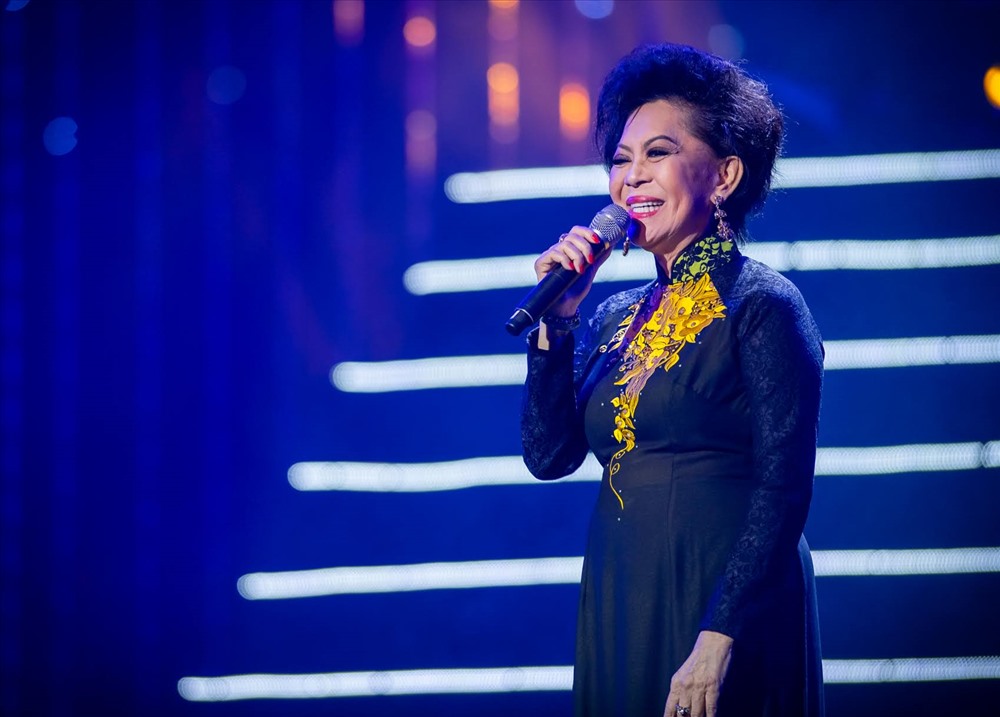 Nữ ca sĩ Giao Linh cũng góp mặt trong liveshow lần này của Chế Linh. 