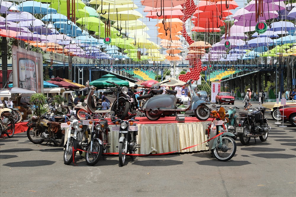 Trong lần thứ 2 tổ chức, hàng trăm xe cổ từ ô tô, xe máy, xe đạp đến cả những loại xe 3 bánh cổ đã được thành viên của CLB xe cổ Sài Gòn đưa về để trưng bày phục vụ người dân thưởng lãm, chụp ảnh. Ảnh: Trường Sơn