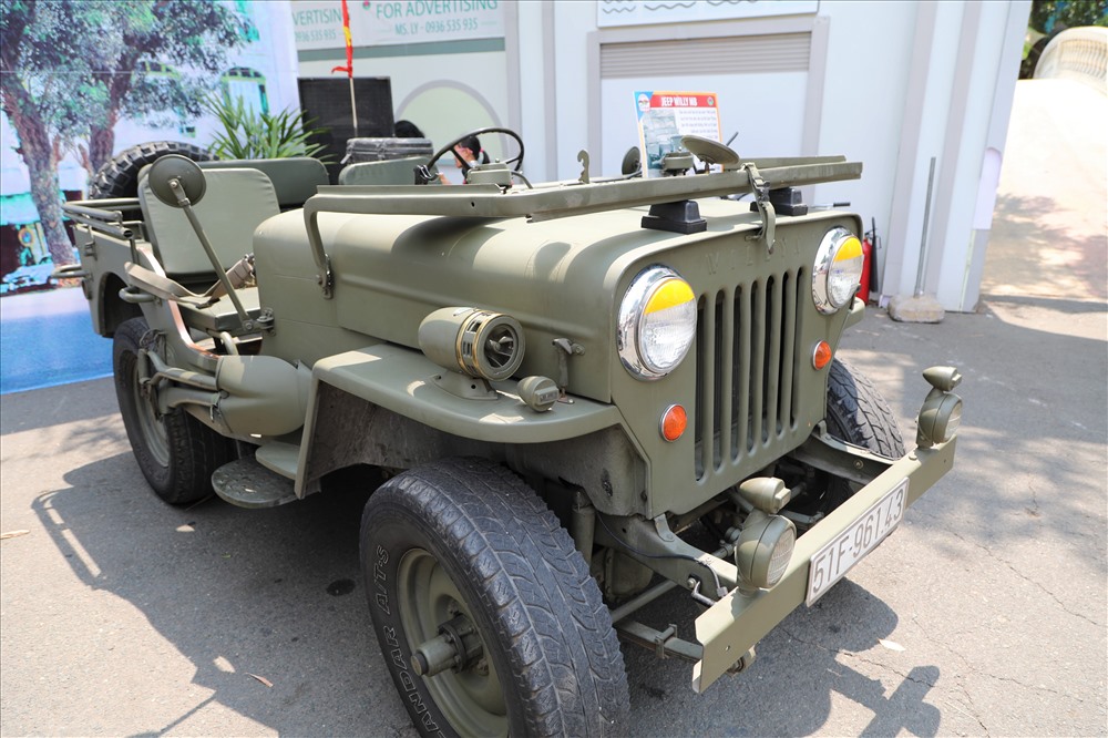 Một chiếc Jeep WillyMB được sản xuất từ năm 1940 để phục vụ thế chiến lần thứ 2. Là sản phẩm được sản xuất theo yêu cầu của Bộ Quốc phòng Mỹ nhằm làm đối trọng với những chiếc xe 3 bánh cơ động của Đức Quốc Xã, chiếc xe được trang bị động cơ mạnh mẽ, 2 cầu, 4 bánh dẫn động và đặc biệt là co khả năng lội nước. Sau thời gian tun hoàng trên các chiến trường, những chiếc Jeep này được các nhà sưu tầm đưa về, giữ gìn nên hiện chúng vẫn có thể hoạt động tốt. Ảnh: Trường Sơn