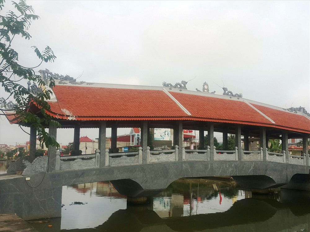 Cầu Hòa Bình, cây cầu ngói này được làm chủ yếu bằng đá. Ảnh: NT