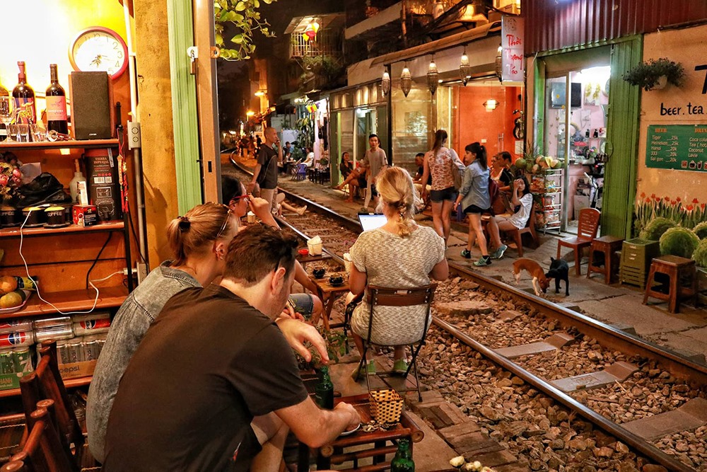 Tuyến đường sắt ở xóm cà phê phố đường tàu thu hút khách du lịch trong và ngoài nước.
