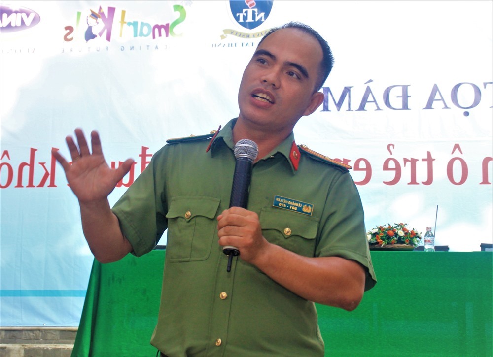 Thiếu tá, TS Lê Hoàng Việt Lâm chia sẻ với các học sinh về bạo lực học đường. 