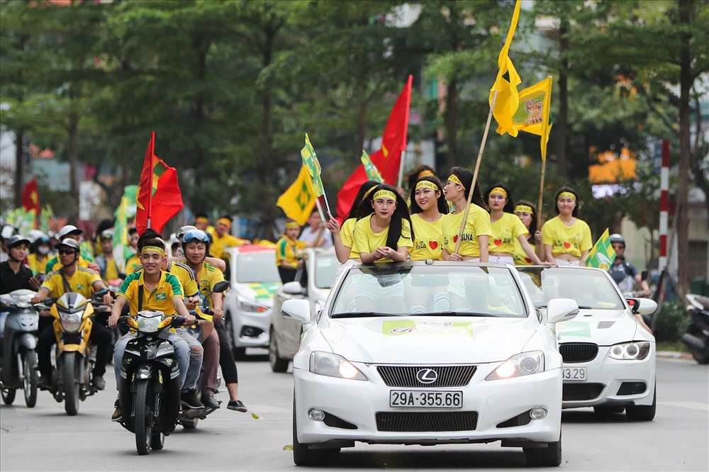 Mức độ ủng hộ cuồng nhiệt dành cho đội bóng quê hương của họ khiến rất đông người dân Hà Nội tò mò đứng dọc hai bên đường theo dõi. 