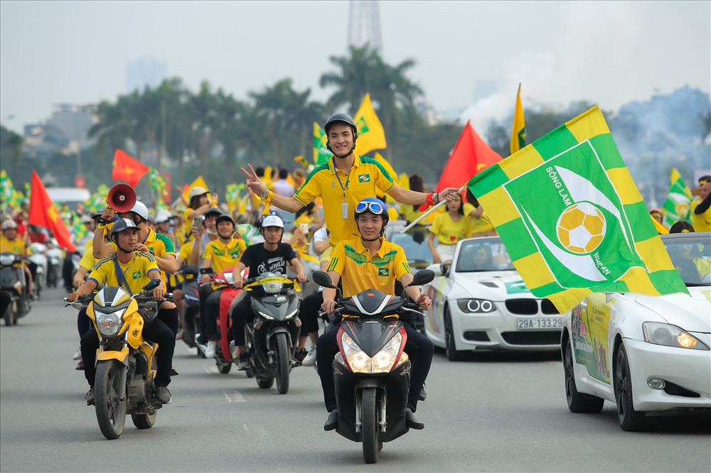 Đầu giờ chiều ngày 7.4, hàng nghìn cổ động viên Sông Lam Nghệ An đã có mặt tại Hà Nội để “tiếp lửa” cho đội bóng quê hương trong trận cầu đinh giữa Sông Lam Nghệ An và đương kim vô địch Hà Nội.