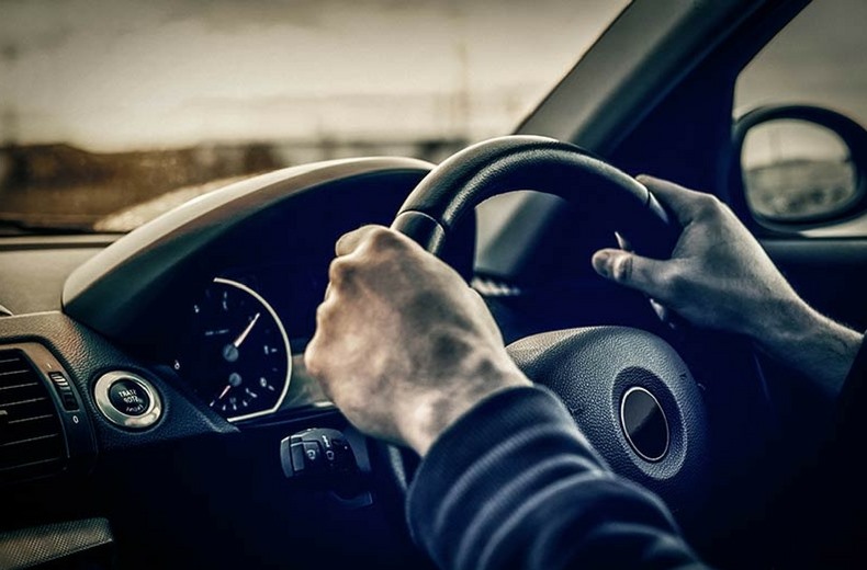 Lái xe với vận tốc ổn định và hợp lý còn giúp bạn tránh khỏi những mức phạt không đáng có từ CSGT.