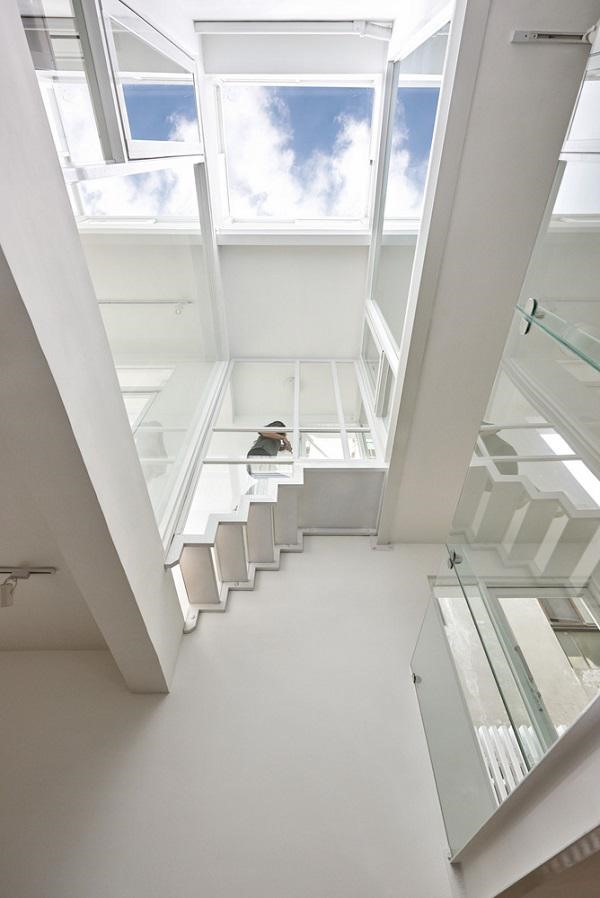 Điều khiến căn nhà trở nên đặc biệt là thiết kế thành hai bên nhà ở nối với nhau bằng một cầu thang nhỏ.