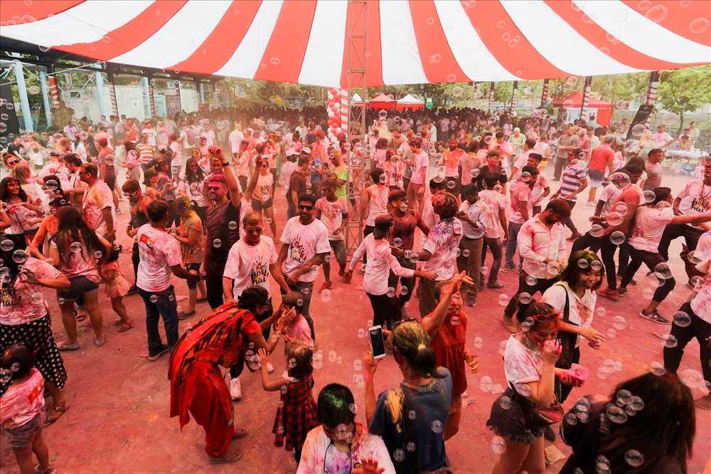 Lễ hội thu hút đông đảo người tham dự, từ trẻ em, các bạn sinh viên cho đến những người nước ngoài yêu văn hóa Ấn Độ tại Hà Nội.