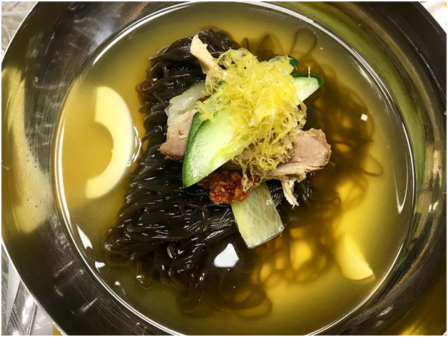  Món mì lạnh truyền thống của Triều Tiên, còn có tên gọi là Naengmyeon, được làm từ lúa mì, khoai tây, rong biển và kiều mạch. Bên trong có thêm thịt, dưa leo, kim chi và trứng. Sợi mì dài mang ý nghĩa trường thọ nên thường được ăn trong các dịp lễ như Trung Thu, sinh nhật. Ngoài ra, khi muốn hỏi ai đó “bao giờ lấy chồng” thì người ta hay hỏi bằng câu: “bao giờ cho tôi ăn mì lạnh đây”. Ảnh: Nguyễn Văn Tố
