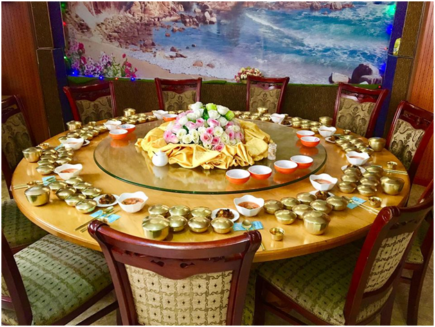 Một bàn ăn sang trọng trong nhà hàng. Ảnh: Nguyễn Văn Tố
