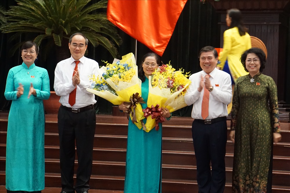 Bà Nguyễn Thị Lệ nhận hoa chúc mừng từ lãnh đạo TPHCM.