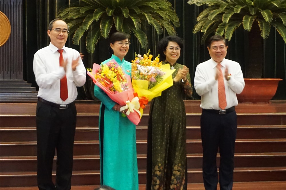 Bà Nguyễn Thị Quyết Tâm nhận hoa từ lãnh đạo TPHCM.