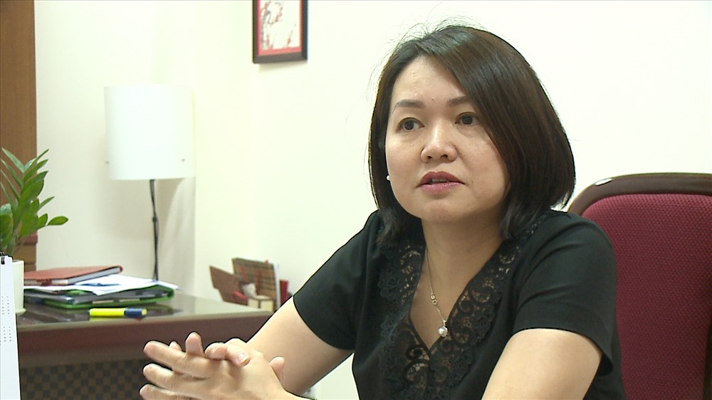 Bà Trần Việt Nga trả lời báo chí về vụ việc. Ảnh: T.Lam